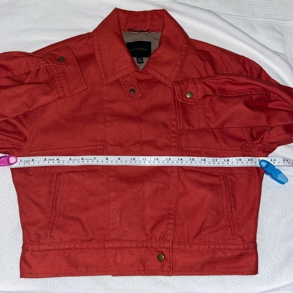 Women’s Banana Republic dune red hemp blend crop Amelia flight Jacket size small - Picture 7 of 16